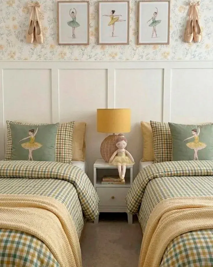 Fundas de almohadones, acolchados, cortinas o alfombras pueden modificar por completo la estética del espacio.