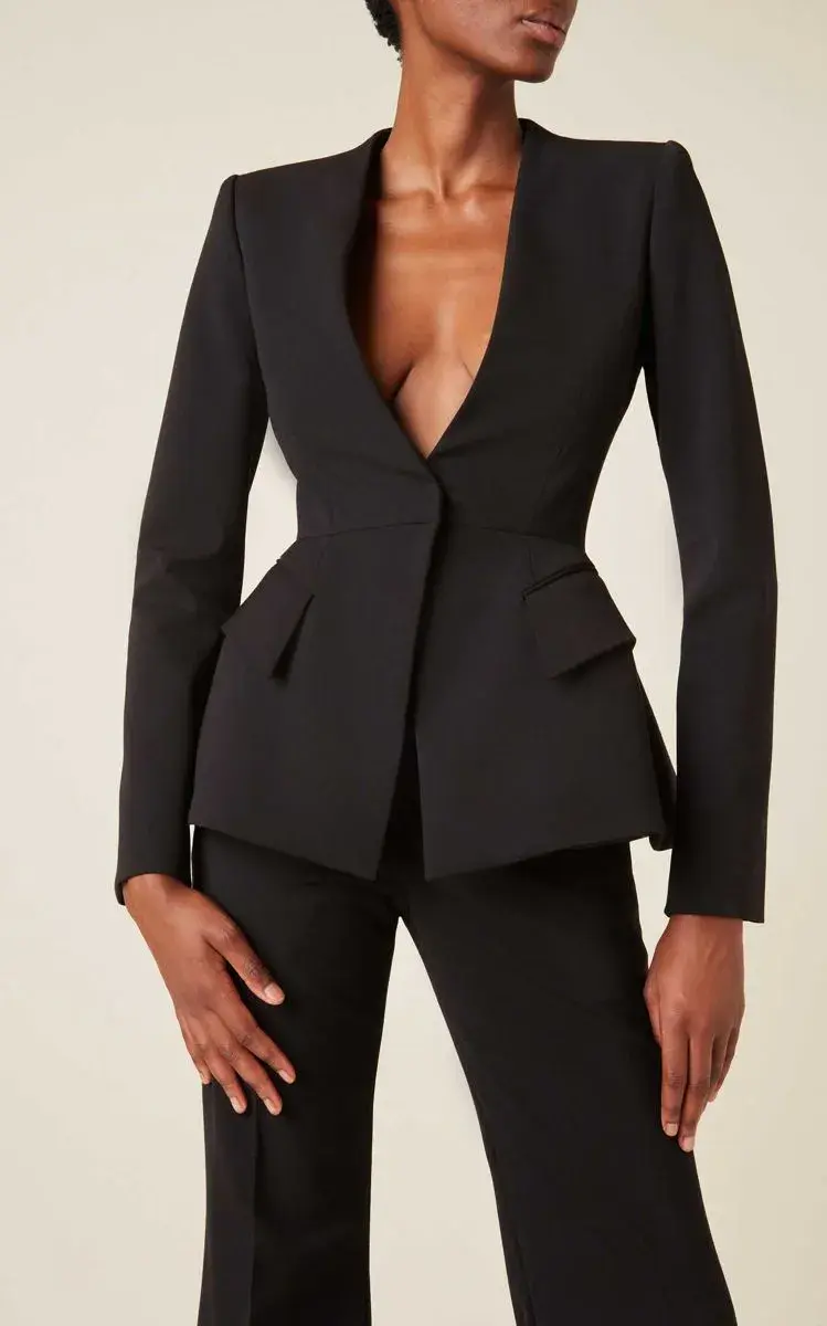 El regreso de esta prenda no es casual. Forma parte de un movimiento más amplio dentro de la moda, donde lo vintage y lo estructurado vuelven a cobrar valor.