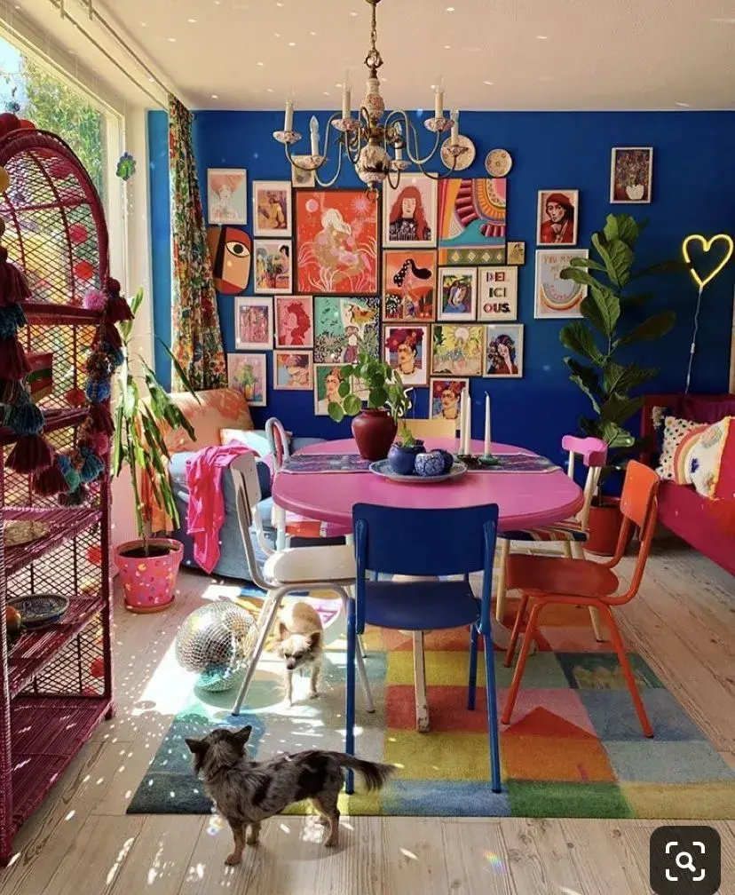 Una de las claves del whimsical es su espíritu anti dogma. No hay combinaciones prohibidas ni fórmulas cerradas: el estilo se construye a partir de la intuición.