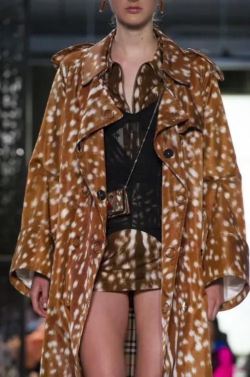 El bambicore toma elementos visuales del pelaje de los ciervos: bases en tonos marrones, caramelo o tostados, combinadas con pequeñas manchas blancas o más claras.