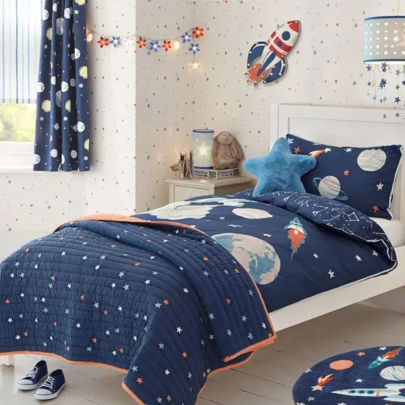 Sumado a pequeños objetos decorativos —como figuras, libros o juguetes a la vista—, el cuarto se vuelve más acogedor y personalizado.