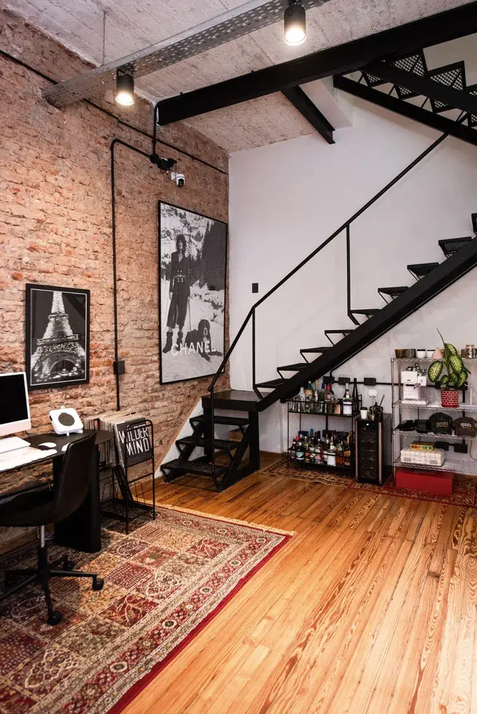PARED DE LADRILLO A LA VISTA, DETALLES EN NEGRO, VINILOS Y ARTE. UN LOFT NEOYORKINO EN PLENO SAAVEDRA. 
