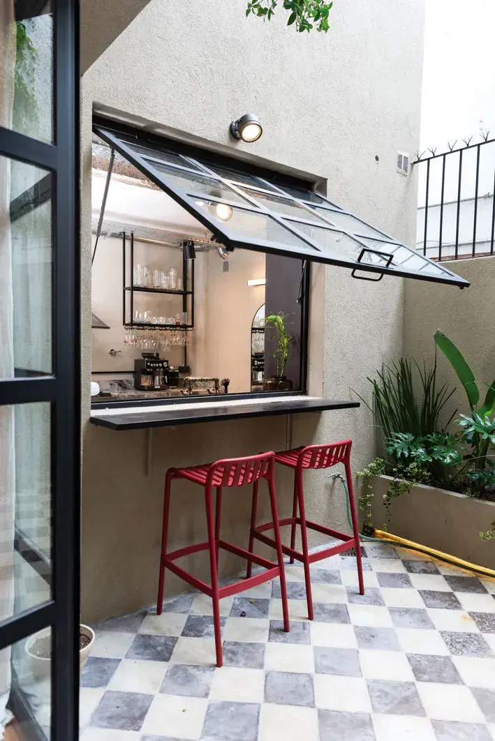 EN EL PATIO, CAMBIARON LOS PISOS POR MOSAICOS 100% NATURALES. ABERTURAS EN NEGRO (@FIKA_HERRERIA) Y BANQUETAS ROJAS (@ALTORANCHOCOM). 