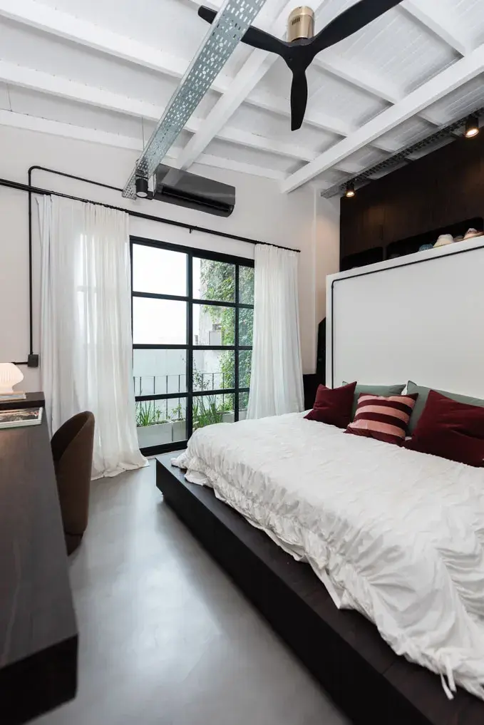 CAMA ESTILO JAPONESA CON MUCHO ESPACIO DE GUARDADO (@RC _AMOBLAMIENTOS), CORTINAS DE GASA CON EFECTO ARRUGADO (@ABAXDECO), ESPEJOS A MEDIDA (@CVRACAL).