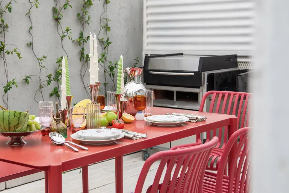 LA MESA Y LAS SILLAS SON DE ALTO RANCHO, EN UN MODELO Y COLOR QUE DIALOGA CON LAS BANQUETAS DEL PATIO.