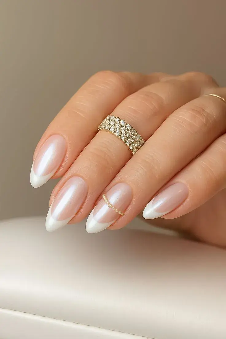 El brillo se suma de forma sutil, ya sea en la punta o en toda la uña con efecto perlado.