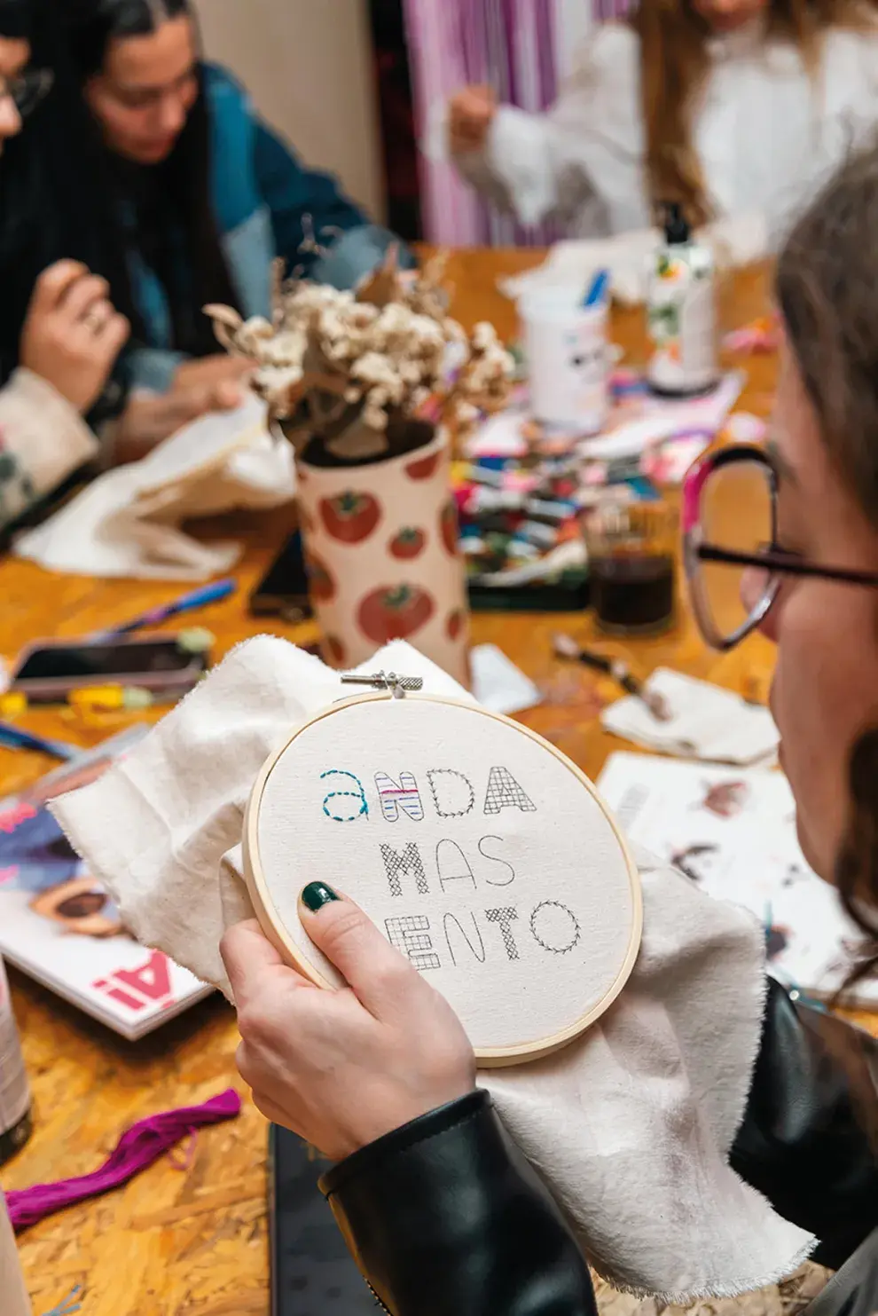 Una mesa de bordado con materiales