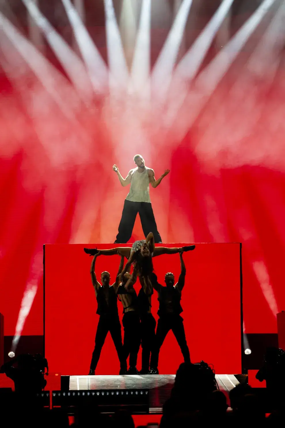Ricky Martin y sus bailarines en el escenario del Campo de Polo.