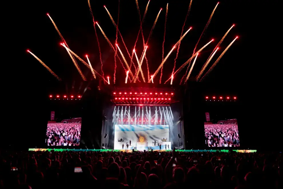 El escenario del campo de polo con una bandera argentina
