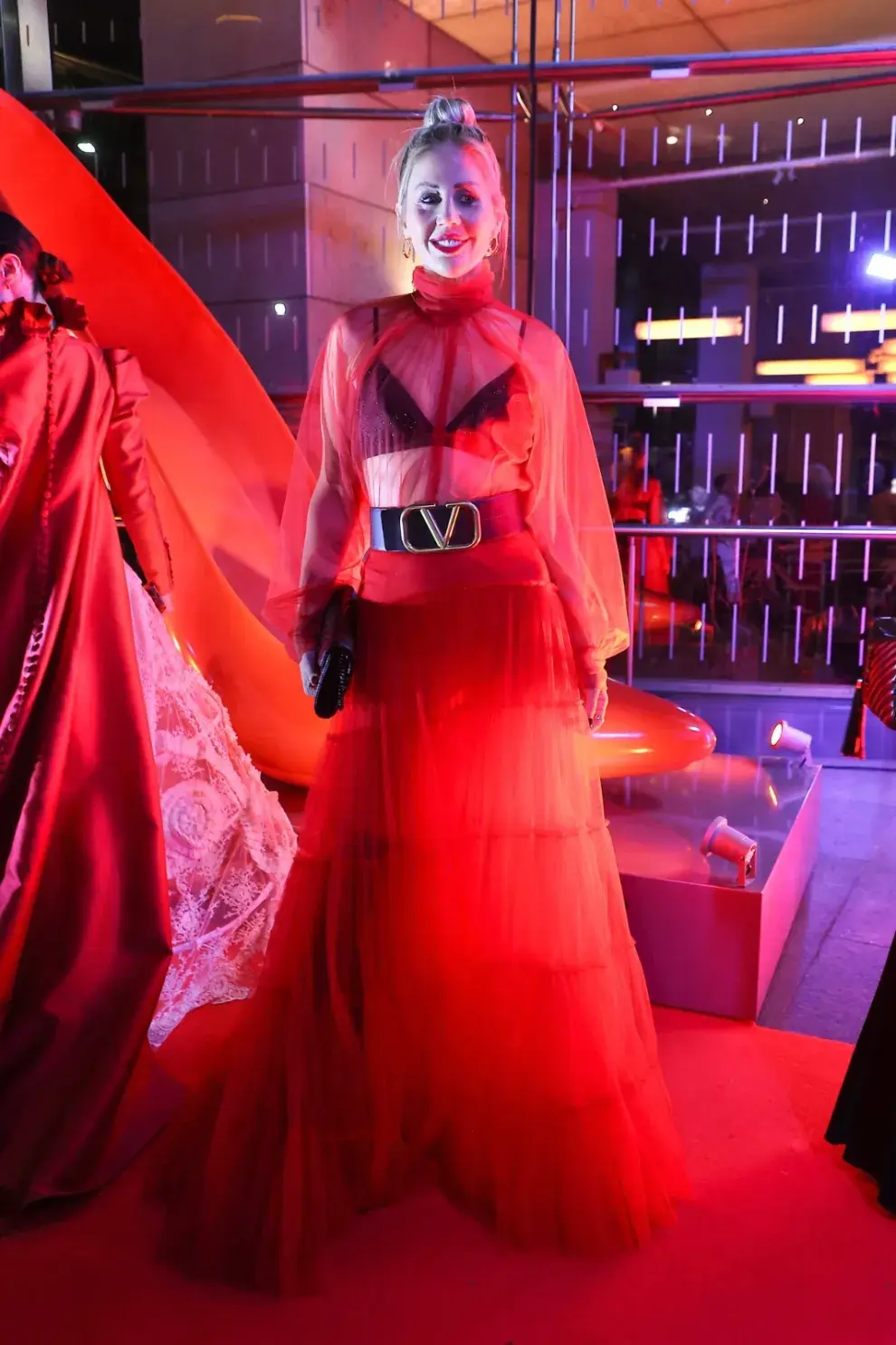 El dress code —marcado por el rojo y el negro— funcionó como hilo conductor de una velada en la que cada invitado aportó su propia interpretación del universo Runway.