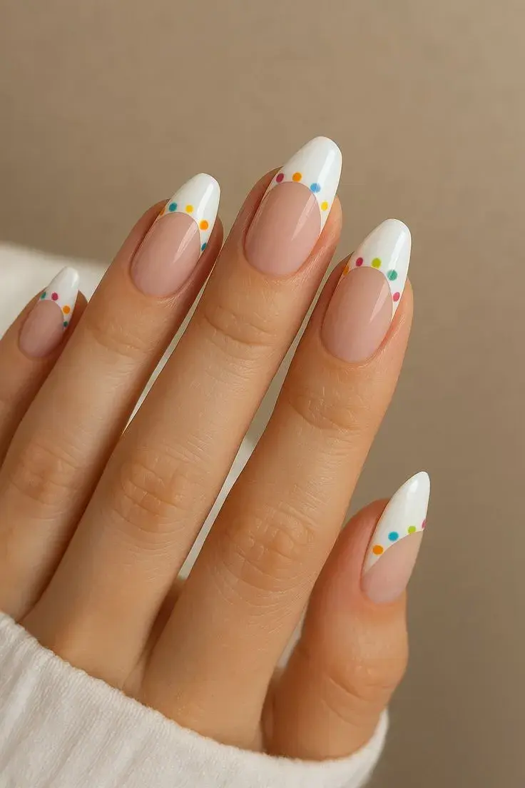 La clásica manicura francesa se reinventa con pequeños puntos en la línea de la sonrisa o sobre la base transparente.