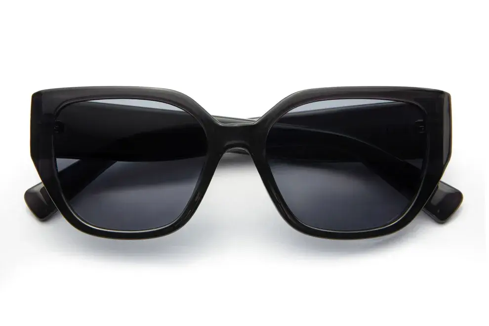 Marco amplio y una suave forma cat-eye (B+D, $ 170.000)