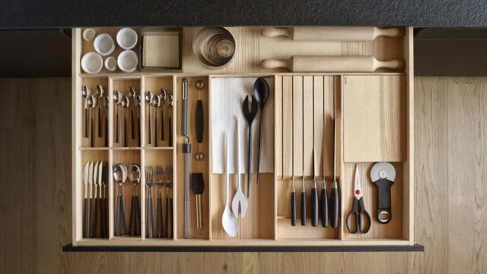 Antes de comprar organizadores, hay que vaciar el cajón y clasificar