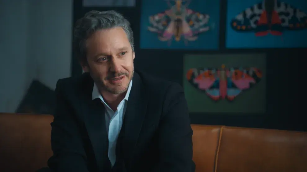 Imagen de Benjamín Vicuña en la serie El resto bien.