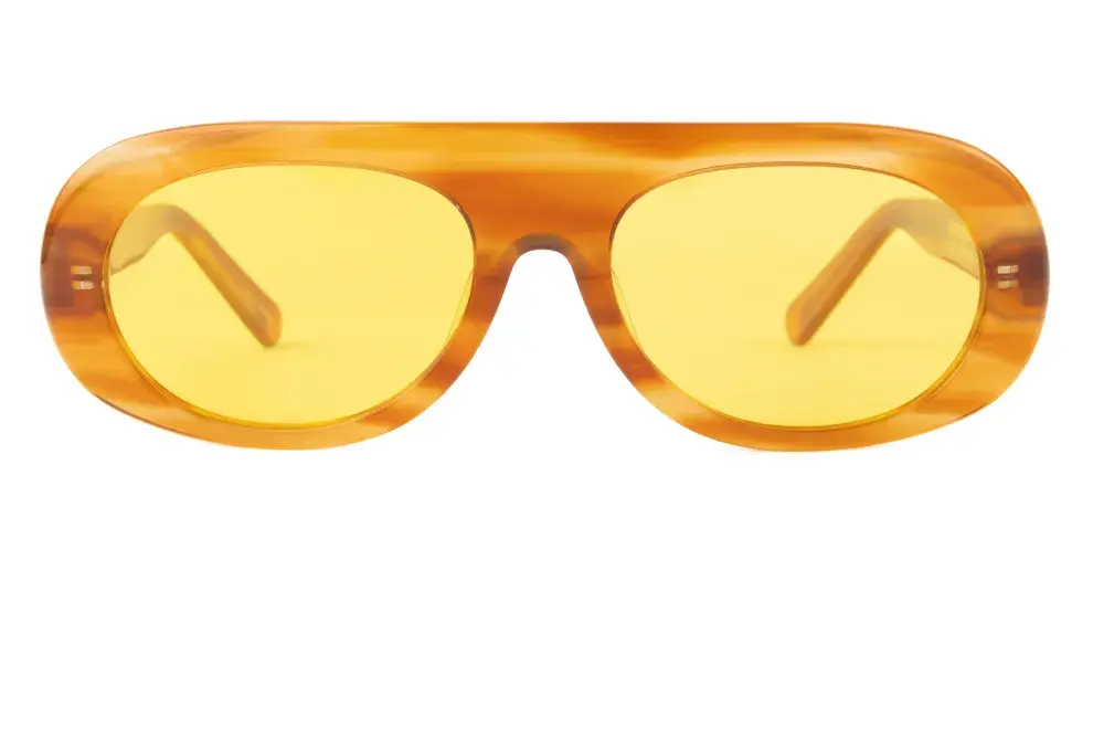 Otra propuesta en tono ambar (Bonding Eyewear, $166.500)
