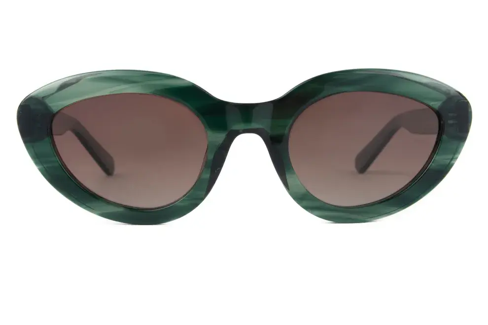 Con una forma más envolvente, también con marco en color verde, (Bonding Eyewear, $166.500)