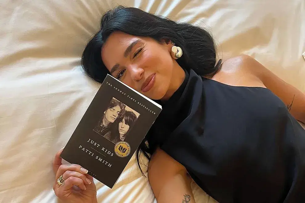 LAS CELEBRITIES TAMBIÉN SON PARTE DE ESTA TENDENCIA CON SUS CLUBES DE LECTURA Y FOTOS LEYENDO.  