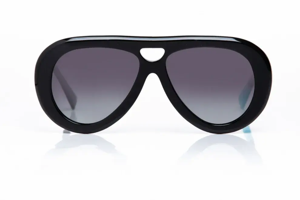 Lentes de sol fabricados en acetato con frente y patillas negro brillo. Cristal gris compacto con protección UV 400 y polarizado. (Hardem,$235.000,00)