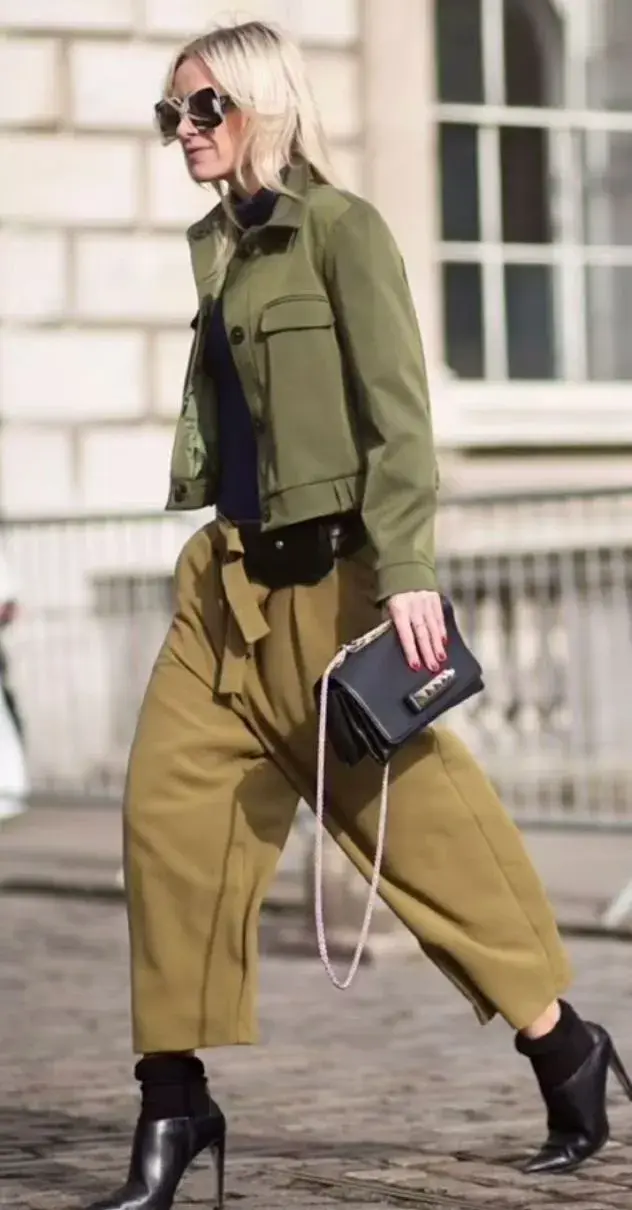 A diferencia de los verdes más puros o saturados, el ugly green tiene una base terrosa que lo vuelve fácil de integrar.