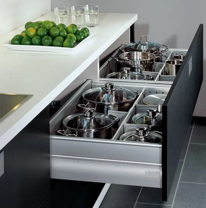 Qué hacer con las ollas en la cocina: soluciones bajo mesada que combinan diseño y practicidad.