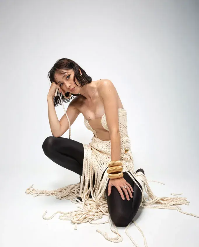 Body, pantalón y chaqueta (Zitta), gafas (Hardem), aros (Cipriano), botas (Mono fuk).  