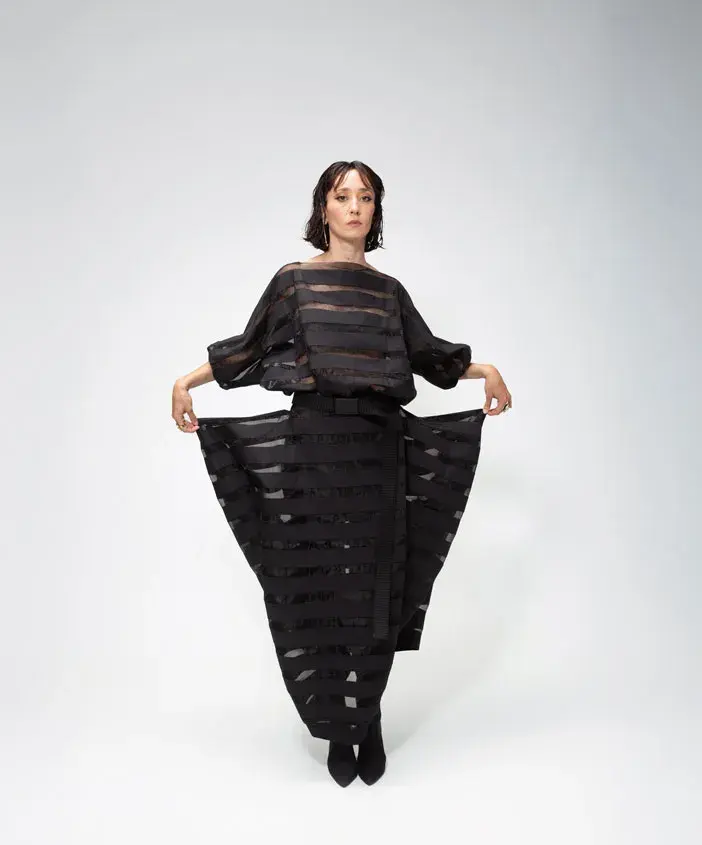 Vestido y gafas (Kostüme), botas leggings (Vestu Studio). 