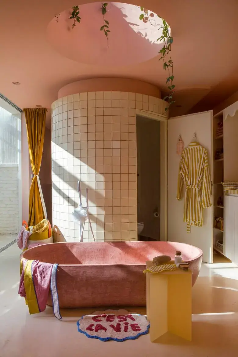 En la casa de Carla Quevedo, el baño se convierte en un espacio para jugar: color pleno, decisiones audaces y una identidad propia que lo despega del resto de la casa.