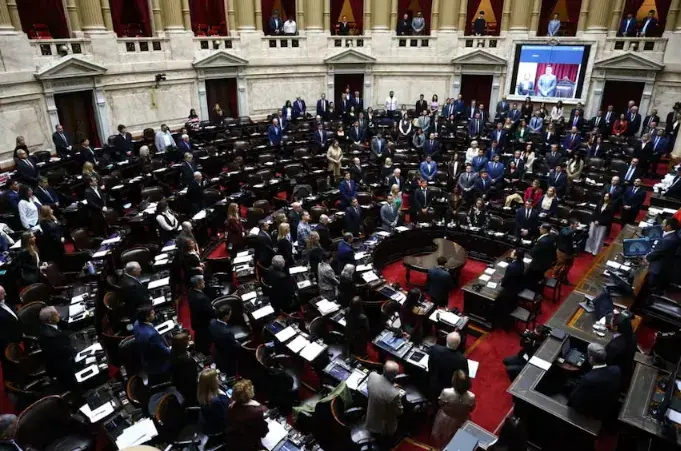 La iniciativa apunta a acotar la protección que hasta el momento regía sobre todo el área glaciar y periglacial para permitir la instalación de nuevos proyectos productivos, sobre todo mineros