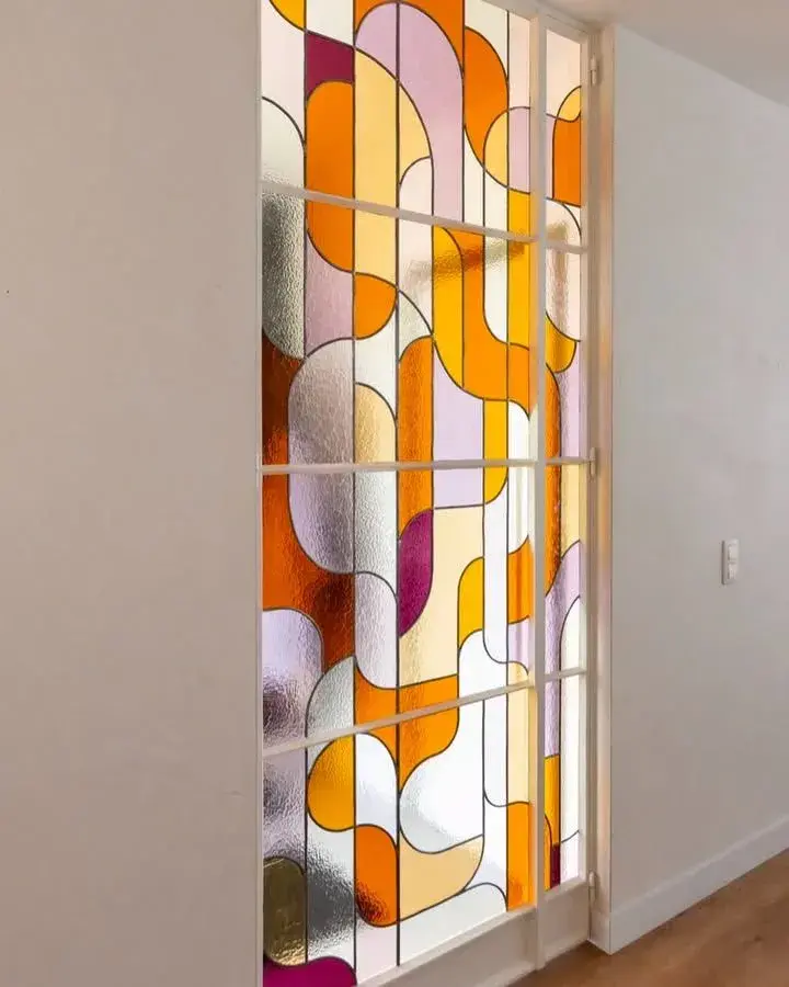 Vidrios intervenidos: privacidad sin perder luz