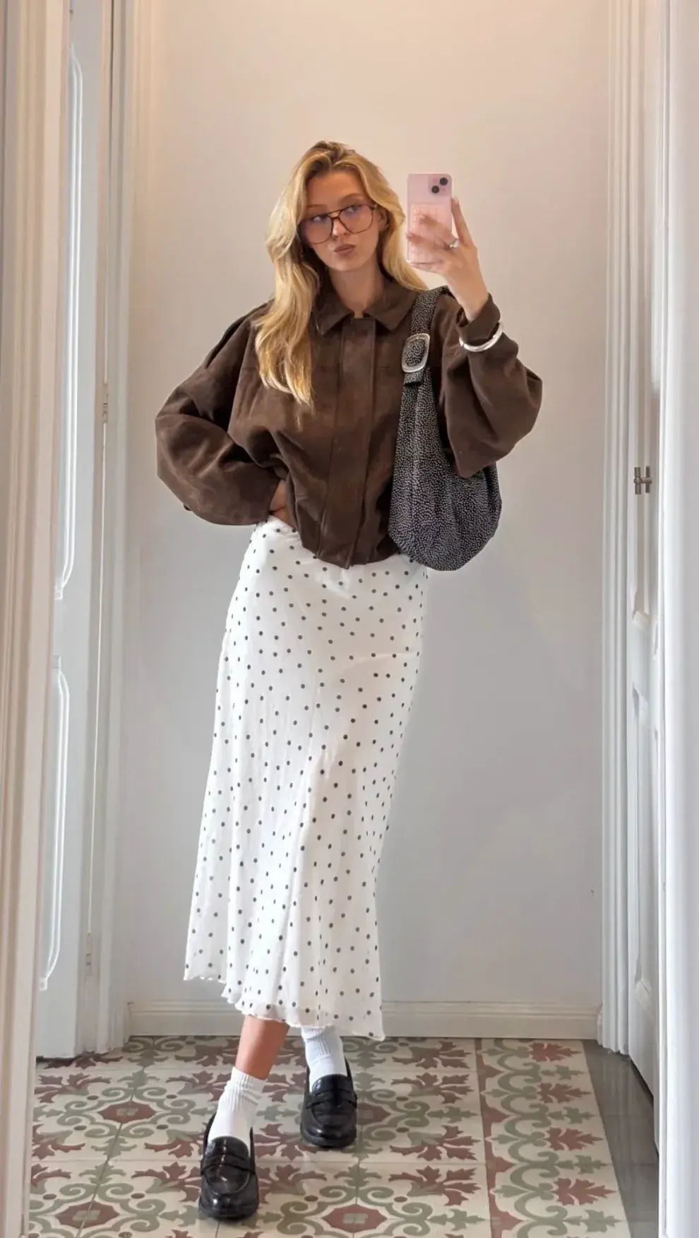 Las faldas largas Aportan movimiento y refuerzan el aire romántico. Funcionan muy bien con botas o borcegos.