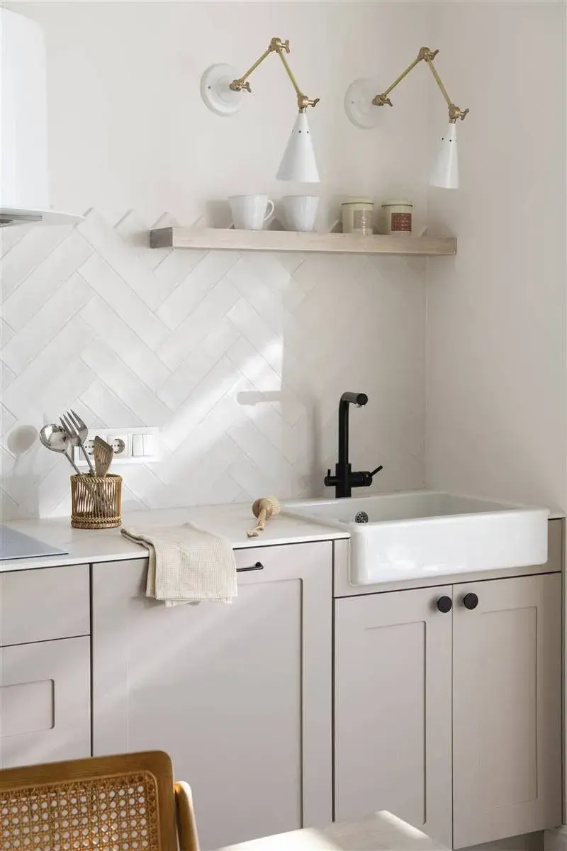 Eliminar alacenas superiores y reemplazarlas por estantes es una tendencia fuerte. Además de aligerar visualmente el espacio, permite exhibir vajilla, frascos o piezas decorativas.