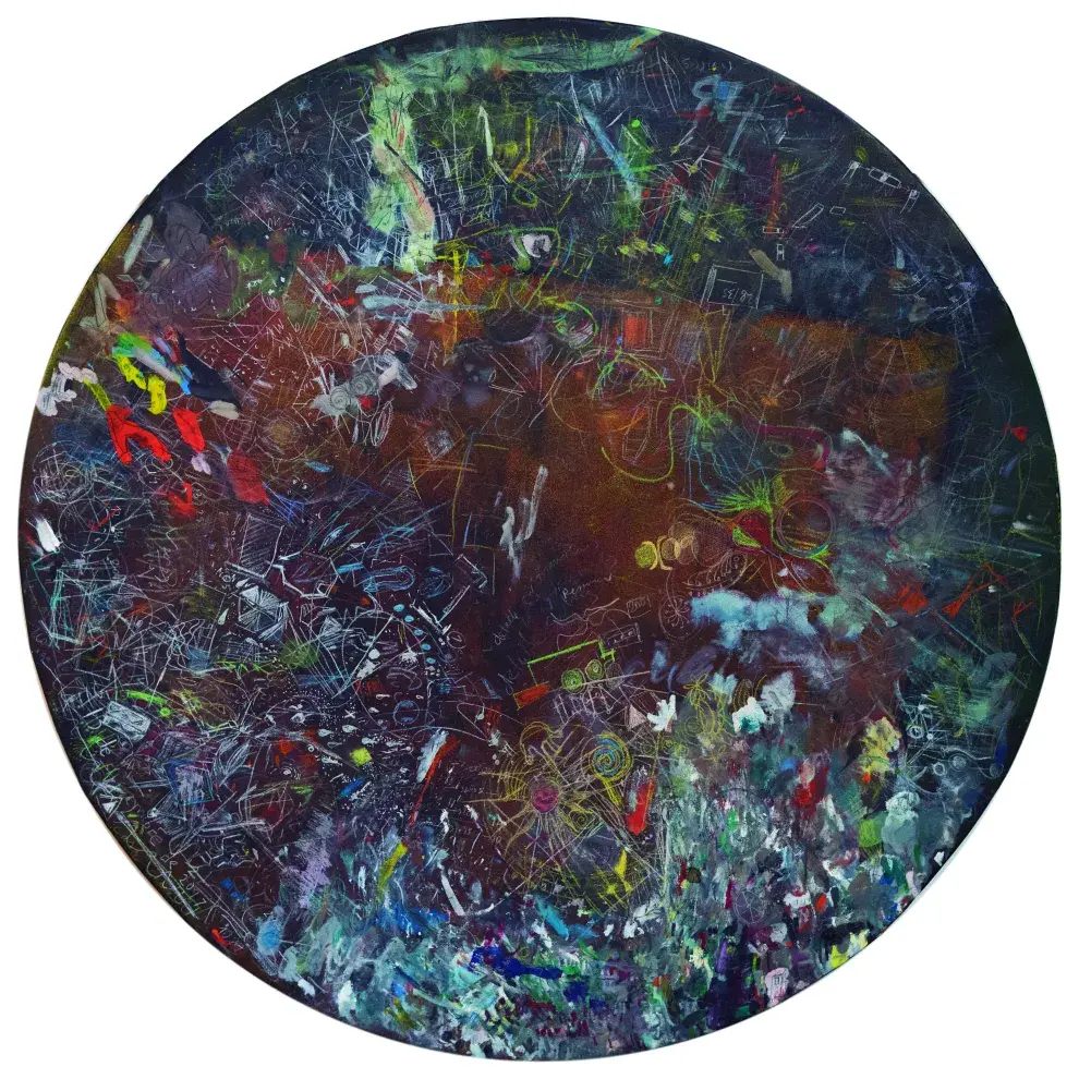 Uno de los Diarios: capas de pintura, trazos y anotaciones se superponen en esta superficie circular que funciona como registro del tiempo y del trabajo en el taller de Kuitca.