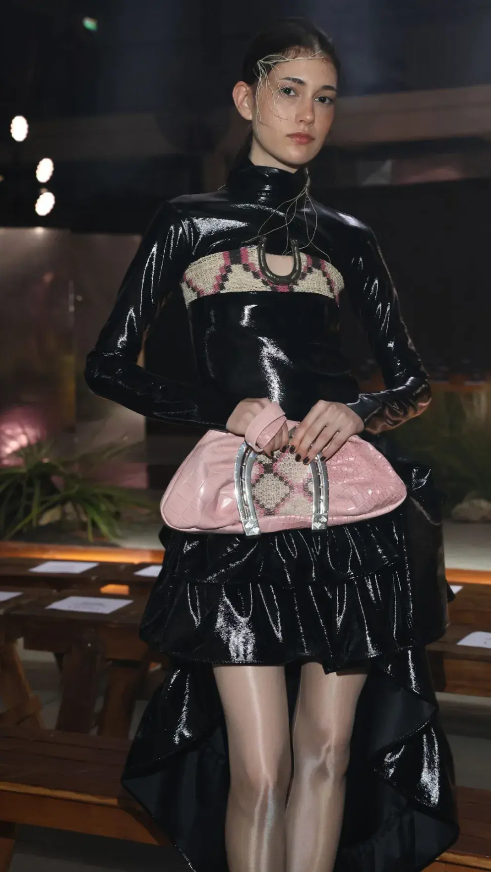 El broche final estuvo a cargo de Esquina, que presentó su colección AW26 en un desfile que trascendió el formato tradicional para convertirse en una experiencia inmersiva.