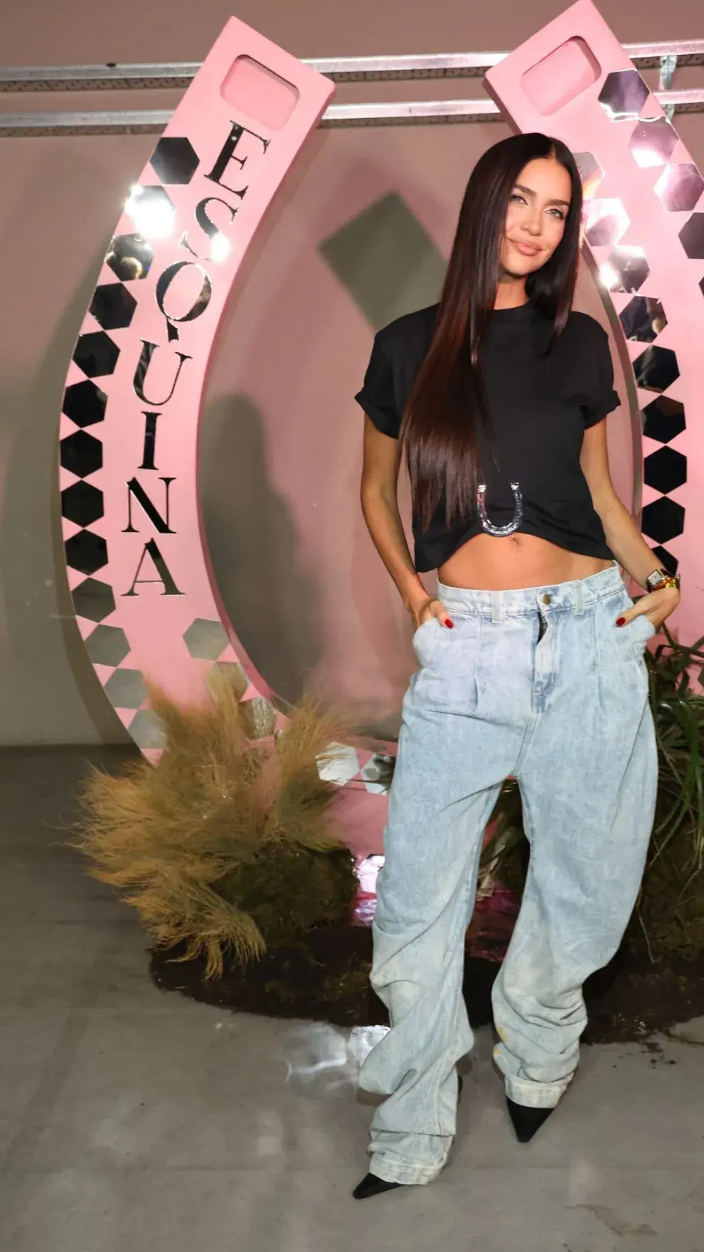Zaira eligió un look muy canchero. Denim, zapatos en punta y una remera negra con un detalle protagonista.
