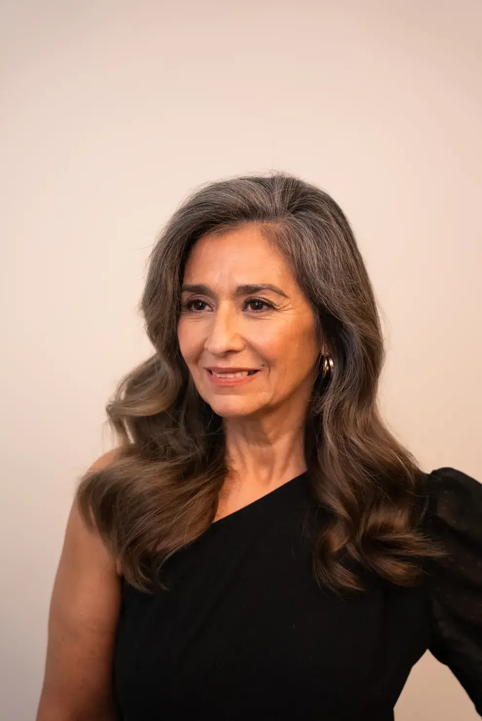 “El error más frecuente es optar por una cobertura total desde el inicio. Eso genera un efecto rígido, opaco y con una raíz muy marcada al crecer”, advierte.