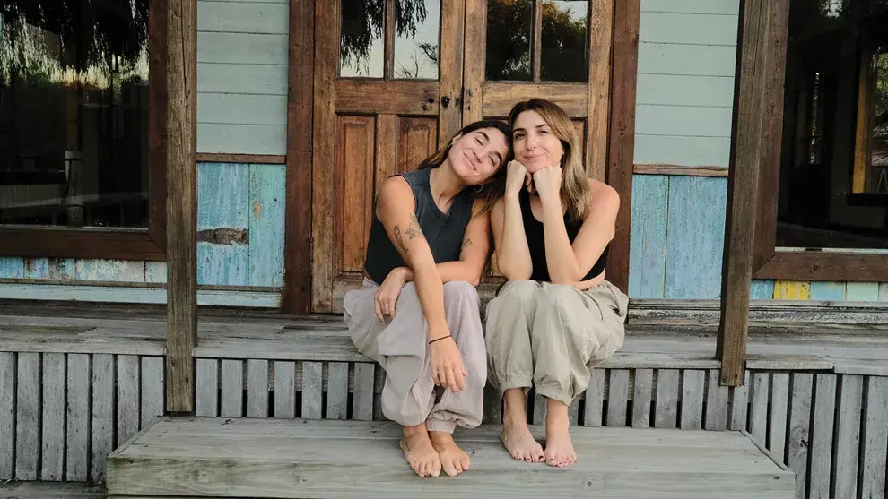 Dos mujeres sentadas juntas