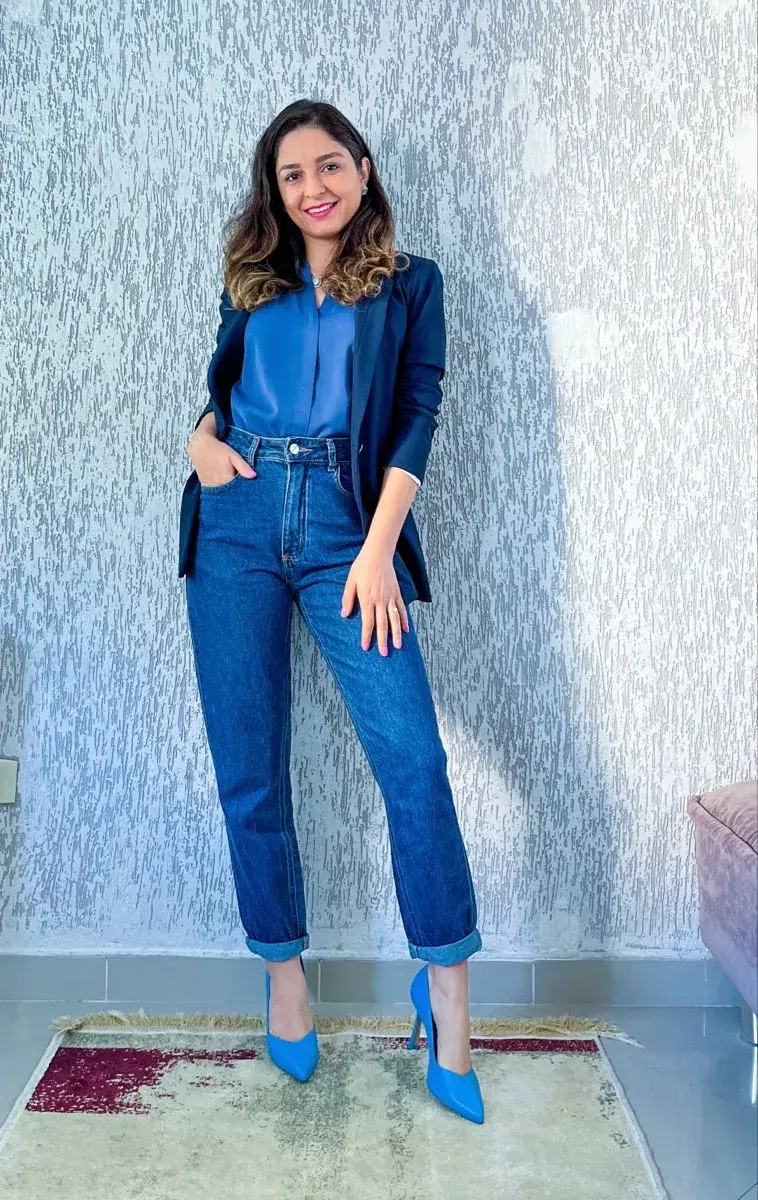 Un bolso, unos zapatos o incluso un pañuelo azul pueden darle nueva vida a prendas básicas sin necesidad de renovar todo el guardarropa.