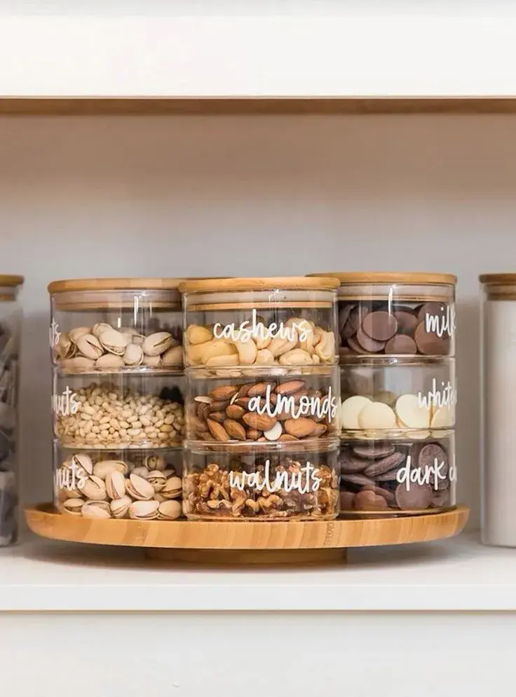 Agrupar por categorías (pastas, snacks, desayuno, repostería) ayuda a mantener el orden y agiliza el uso diario.