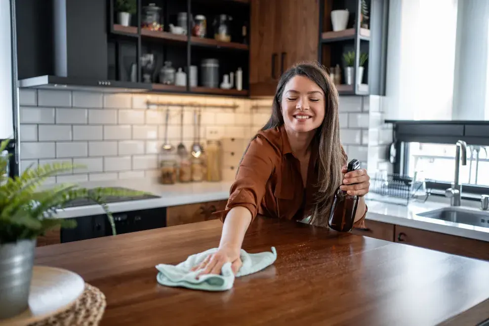 Foto de mujer limpiando.