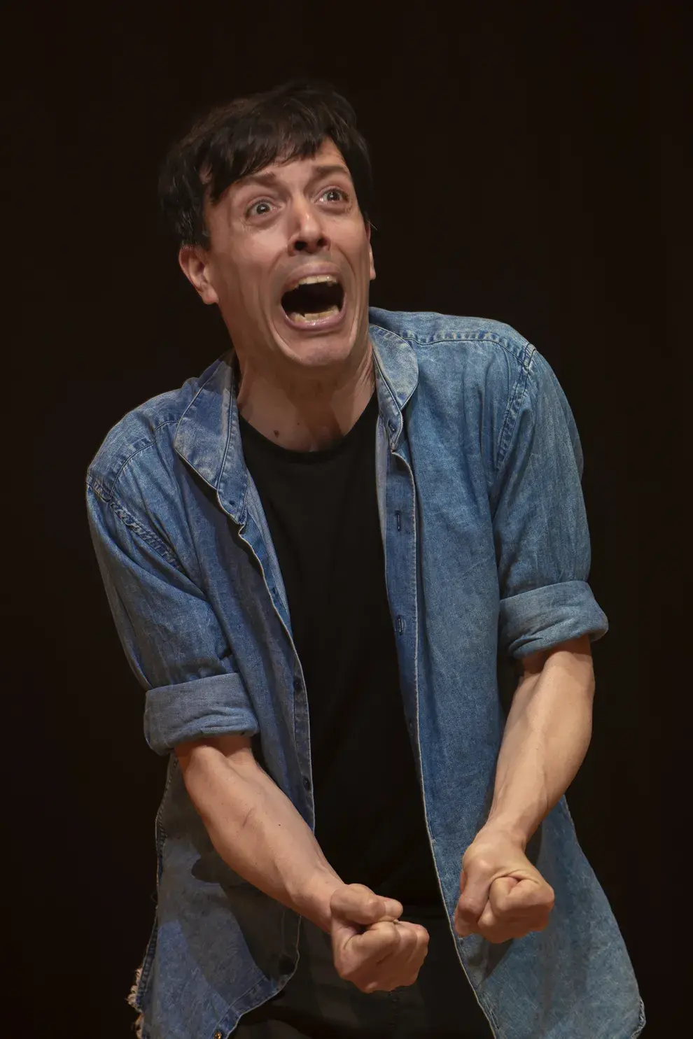 Roberto Peloni le pone el cuerpo a una obra muy exigente tanto desde lo físico como desde lo emocional.