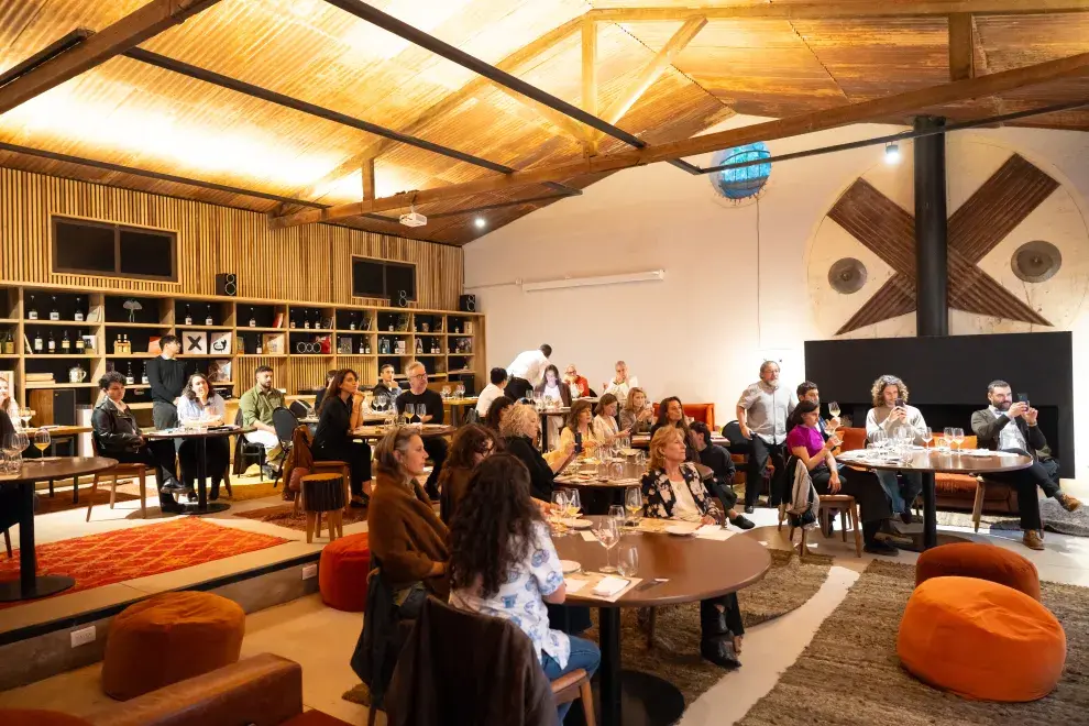 Donde antiguamente estaba instalado un gallinero, el arquitecto Alberto Rebecchi creó el winespot: un espacio donde transcurre la vida cultural a través de las Ediciones Únicas del Château d'Ancón.