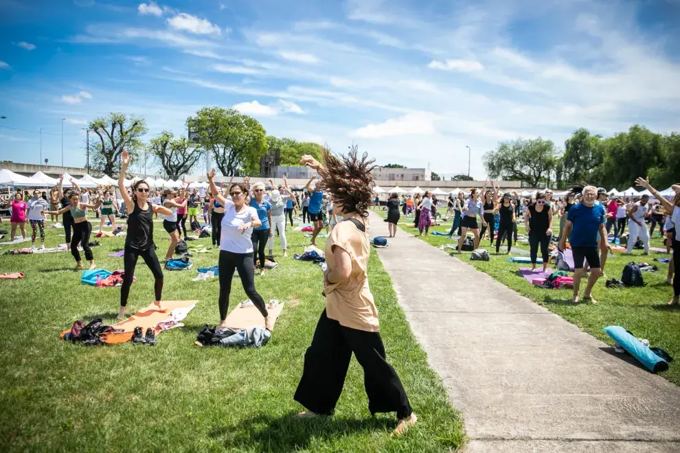 Personas haciendo yoga al aire libre
