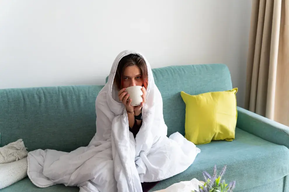 Foto de mujer engripada.