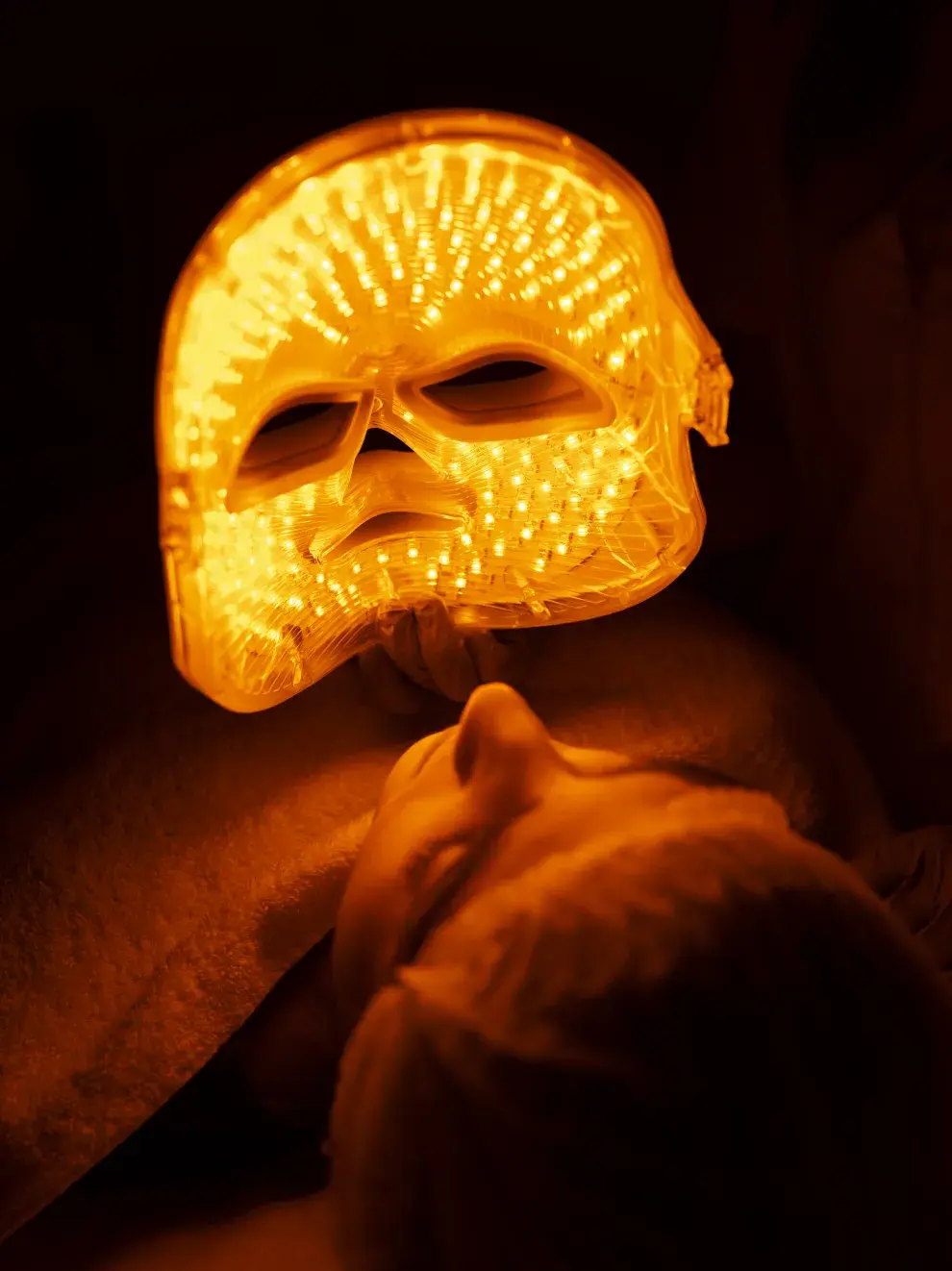 Máscaras LED en casa: la tendencia viral de skincare que promete resultados profesionales (y lo que tenés que saber antes de probarla)
