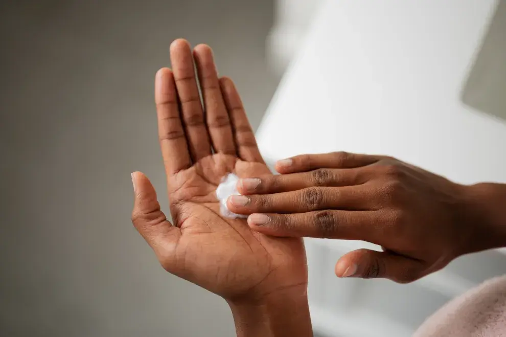 El descenso de las temperaturas, el viento y la calefacción pueden alterar la barrera cutánea y dejar las manos ásperas, tirantes o con grietas. 