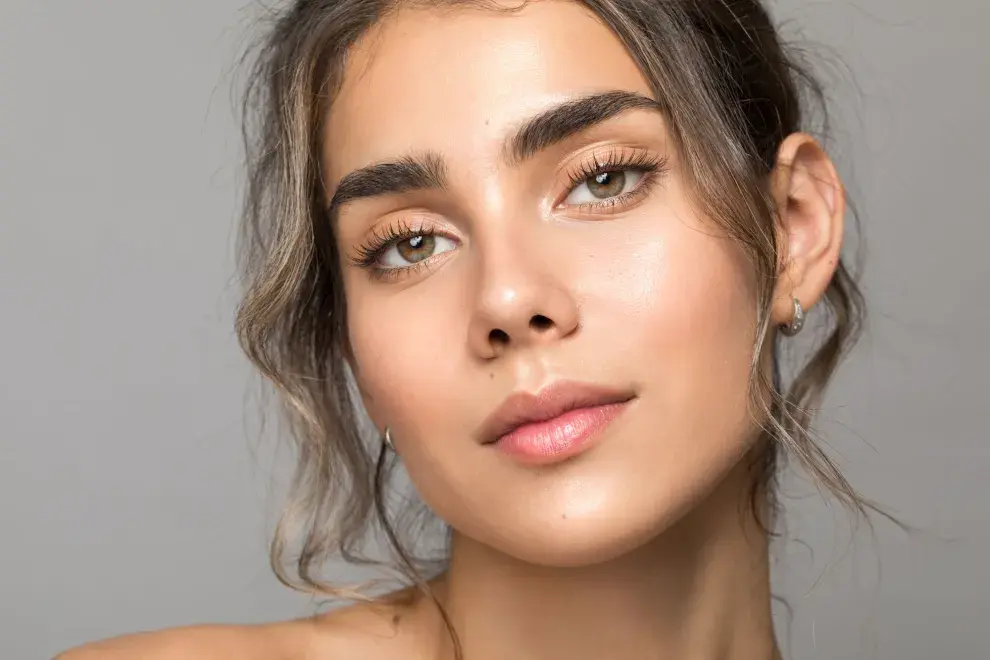 Las cejas más pobladas suelen favorecer a rostros con rasgos marcados o proporciones amplias, ya que aportan equilibrio y presencia.