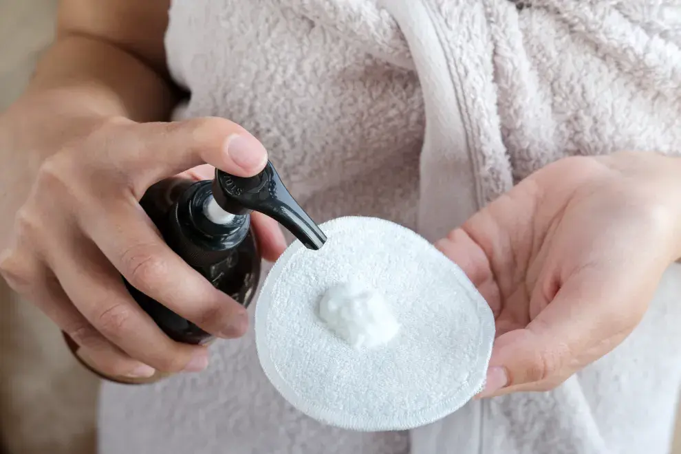 Un desmaquillado suave —sin frotar— ayuda a evitar la caída o el quiebre. 