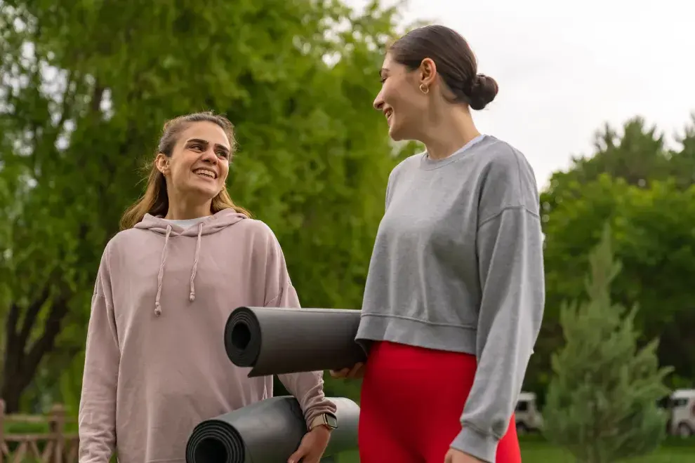 Además de las clases presenciales existen las clases de yoga virtuales los miércoles a las 9.30, que permiten el acceso a las prácticas desde cualquier lugar.
