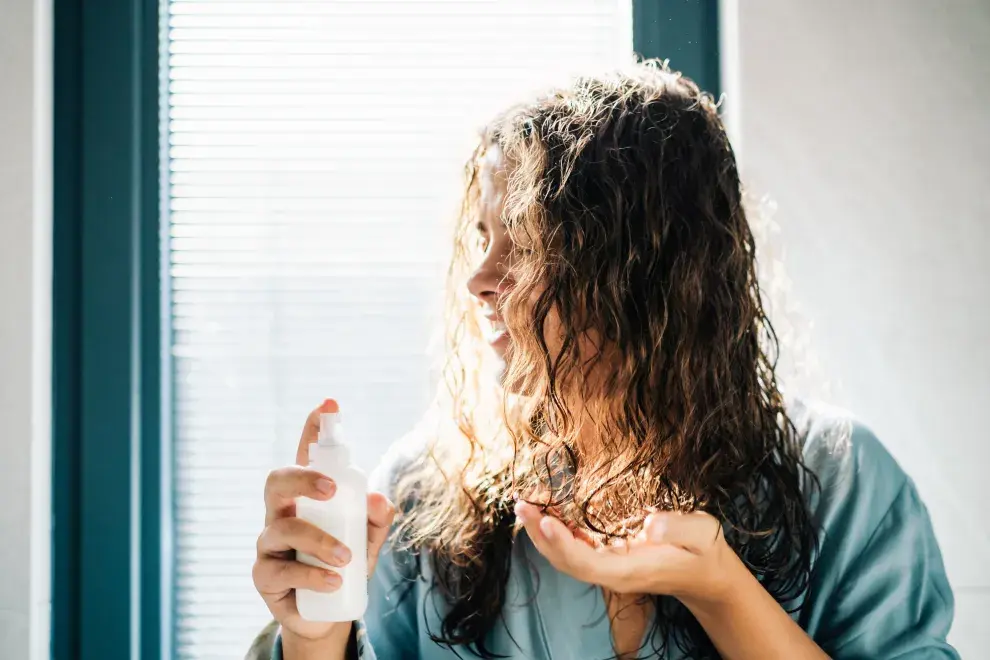 Baño de crema: el gesto simple que puede cambiar tu pelo (y hacerlo verse mucho más saludable)