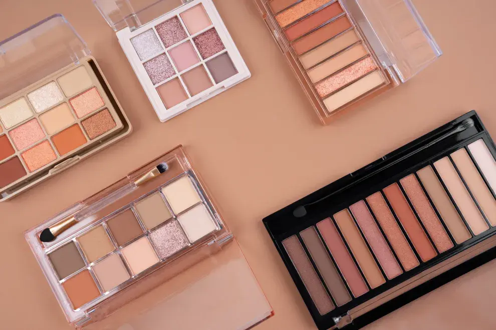 Los tonos topo, marrones suaves y beige funcionan perfecto porque aportan definición sin competir con el color del iris.